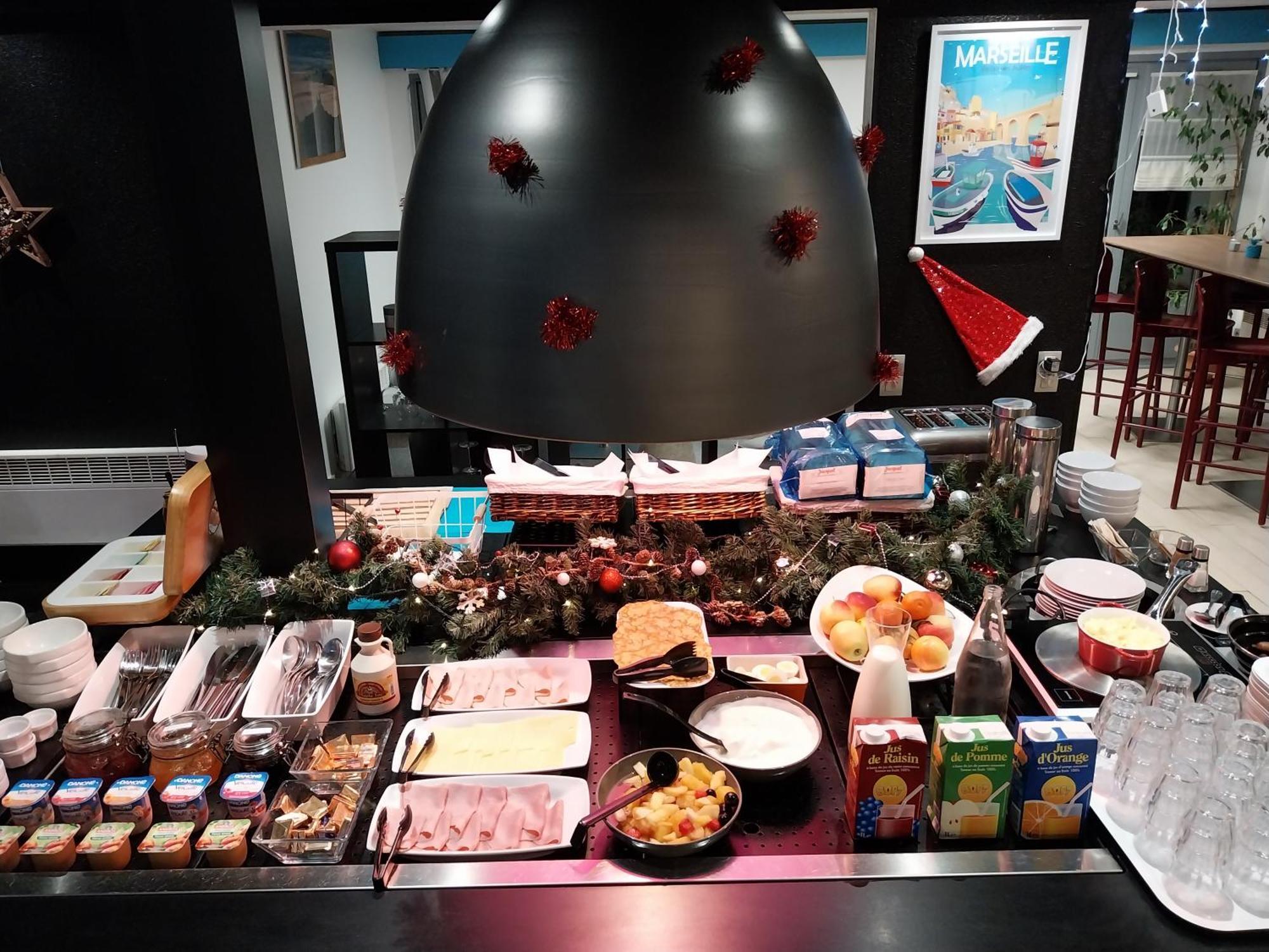 Kyriad Direct Marseille Est La Valentine La Penne-sur-Huveaune Eksteriør billede